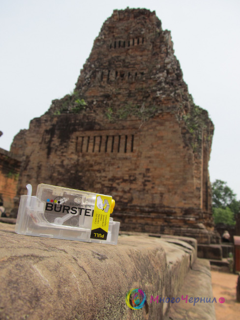 Нанокартриджи на фоне построенного в 960 г. сооружения Пре Руп в Ангкор Вате, Камбоджа