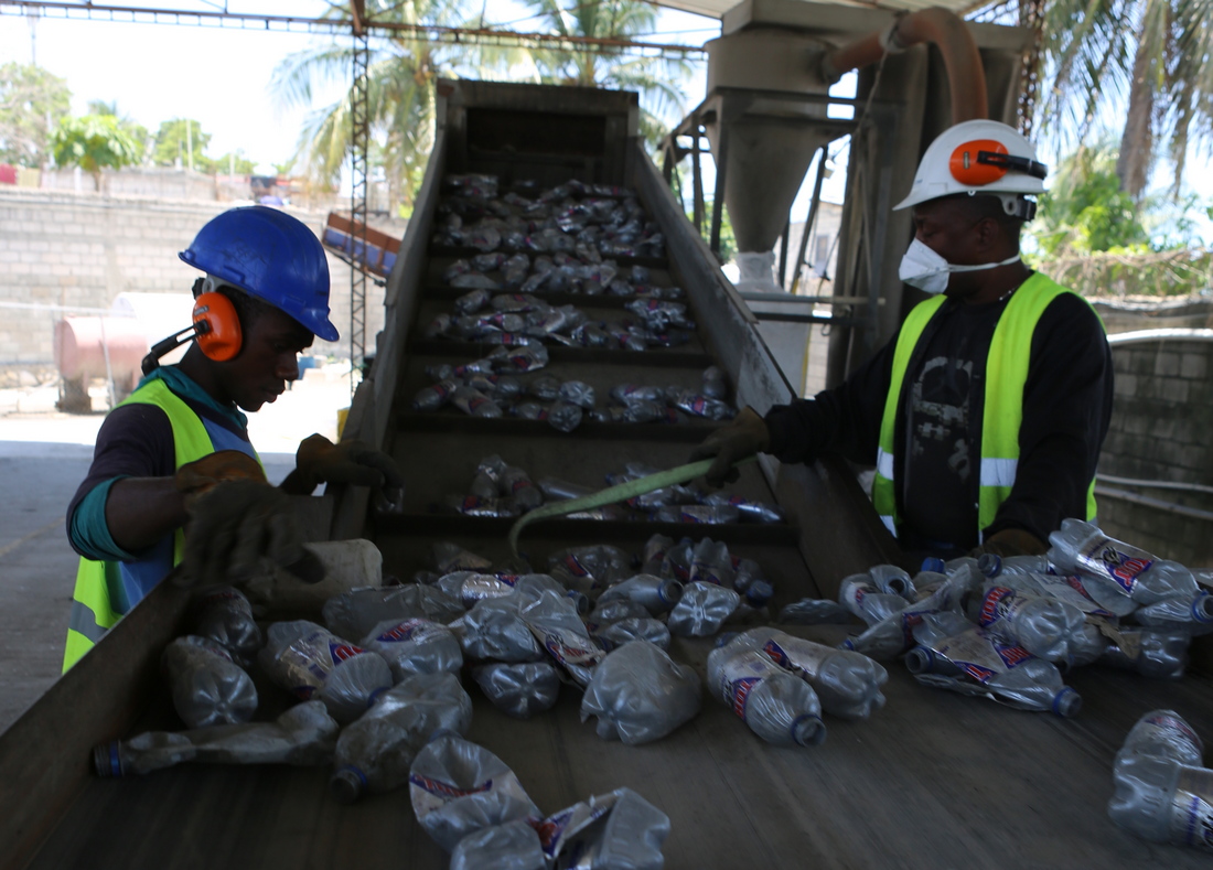 Гаитянские рабочие трудятся на пластиковом производстве HP
