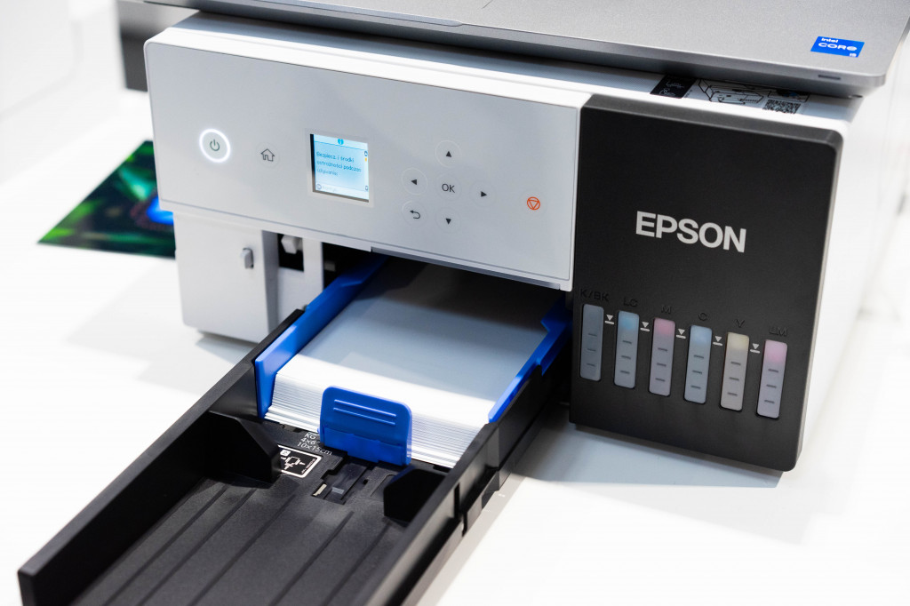 Загрузка бумаги в Epson SureColor SL-D500
