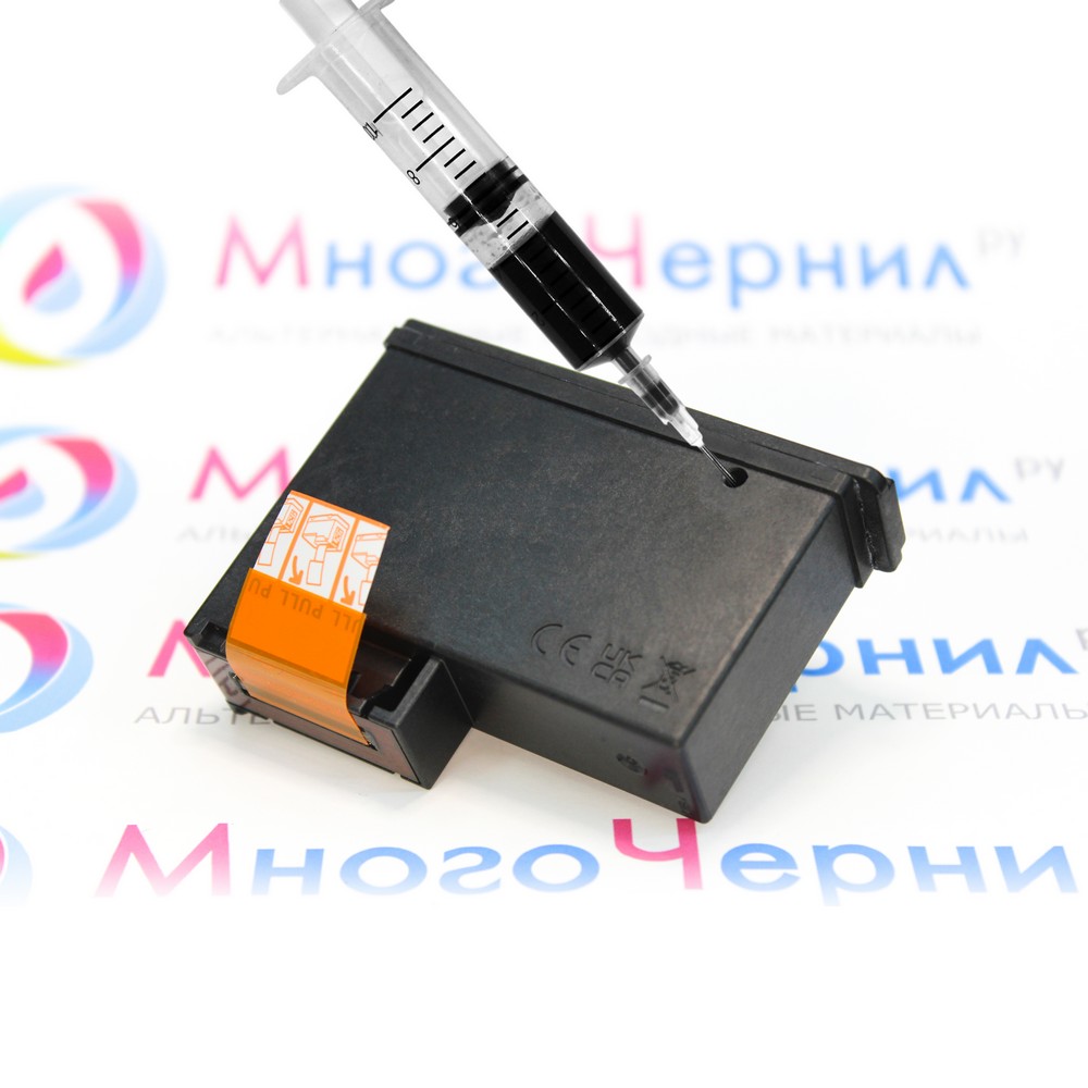 Введение черных чернил в заправочное отверстие картриджа Canon PG-495