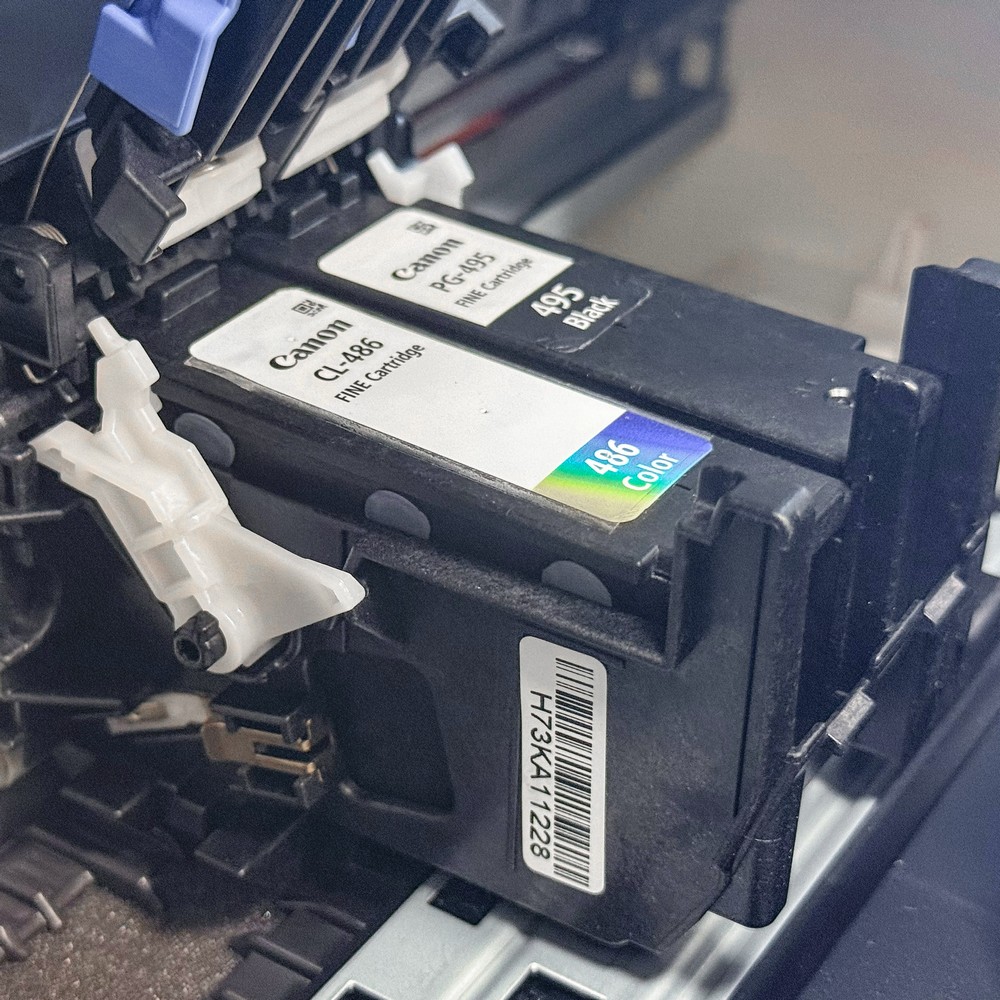 Заправленные картриджи Canon PG-495 и CL-486 с пробками с тонкими шляпками в каретке принтера